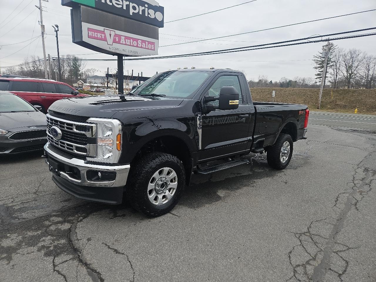 Ford Super Duty F-350 SRW XLT 4WD Reg Cab 8' Box 2024