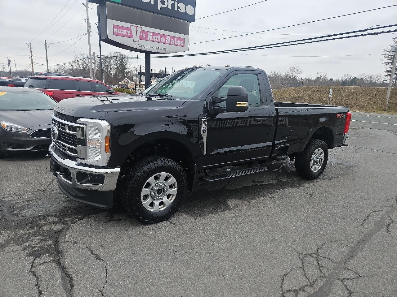 Ford Super Duty F-350 SRW XLT 4WD Reg Cab 8' Box 2024
