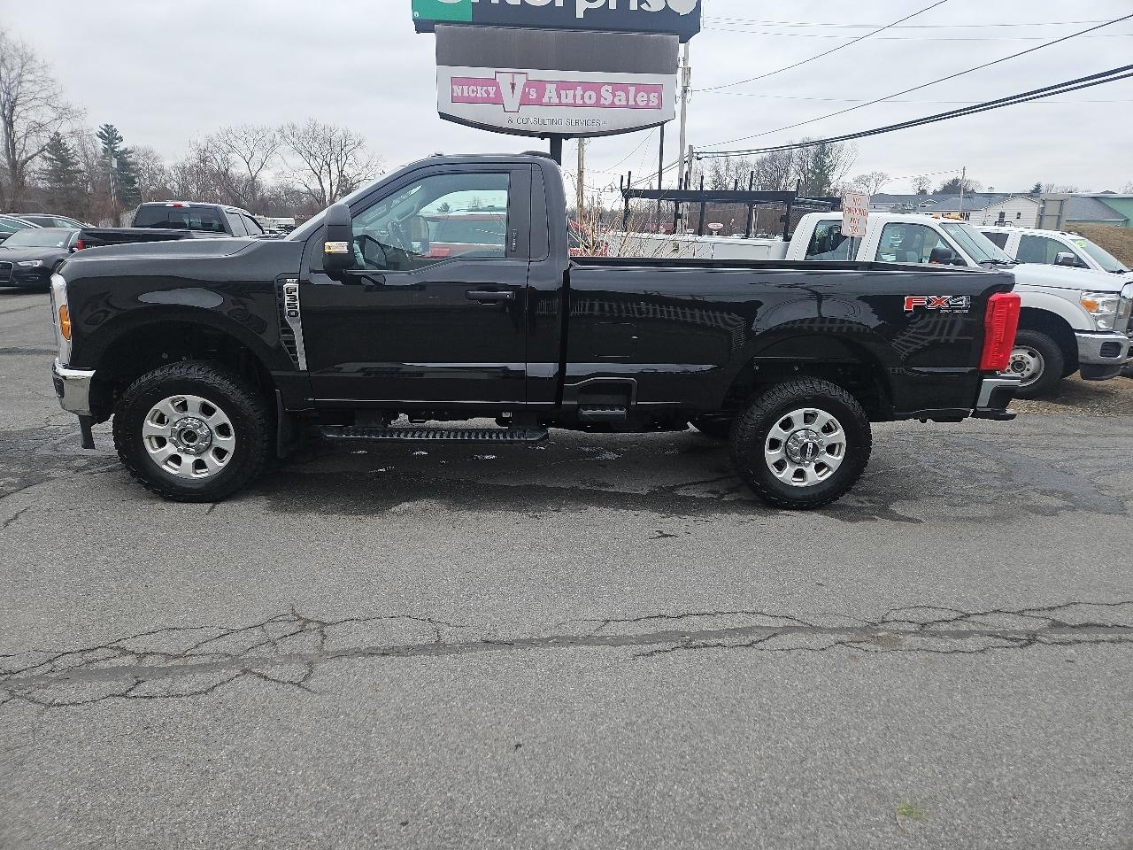 Ford Super Duty F-350 SRW XLT 4WD Reg Cab 8' Box 2024