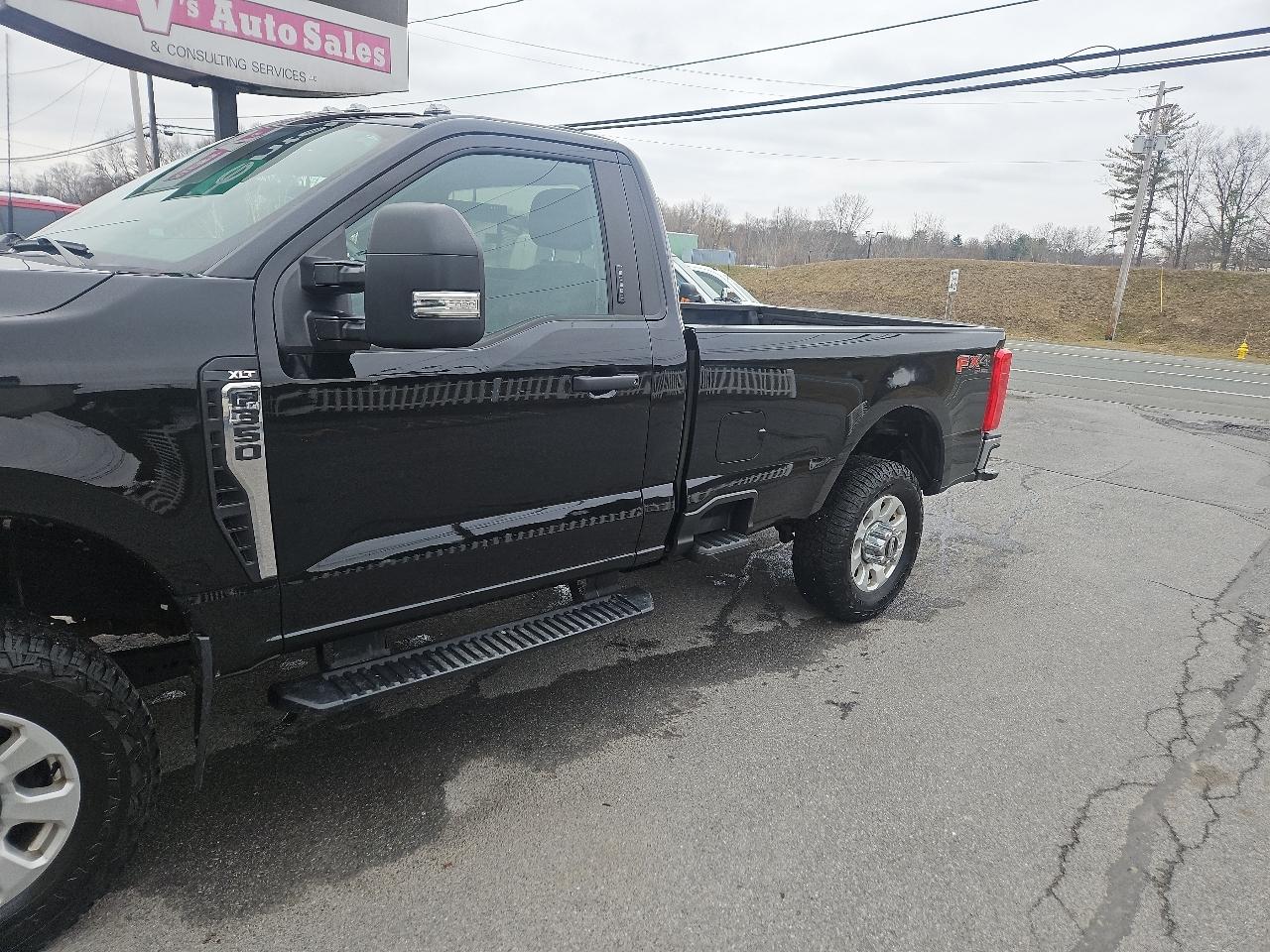 Ford Super Duty F-350 SRW XLT 4WD Reg Cab 8' Box 2024