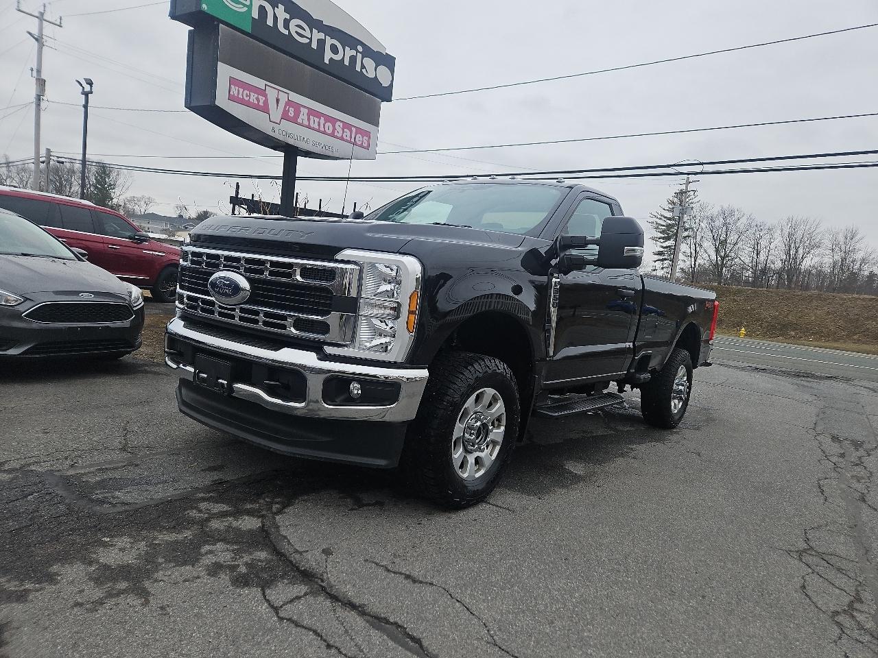 Ford Super Duty F-350 SRW XLT 4WD Reg Cab 8' Box 2024