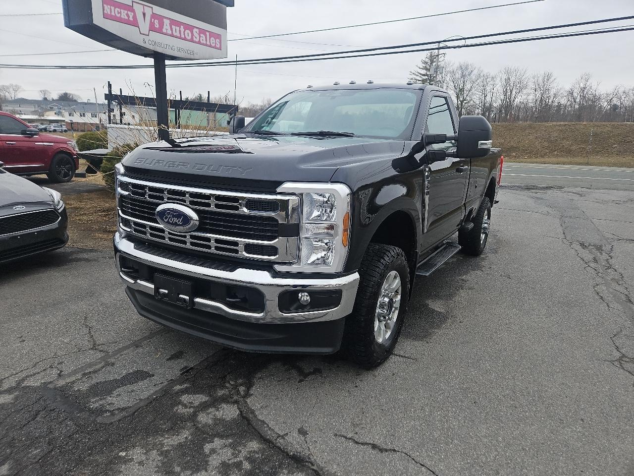 Ford Super Duty F-350 SRW XLT 4WD Reg Cab 8' Box 2024