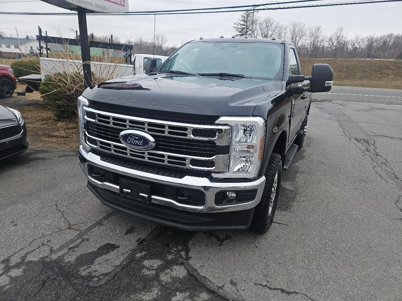 Ford Super Duty F-350 SRW XLT 4WD Reg Cab 8' Box 2024