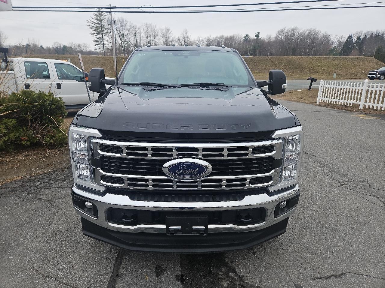 Ford Super Duty F-350 SRW XLT 4WD Reg Cab 8' Box 2024