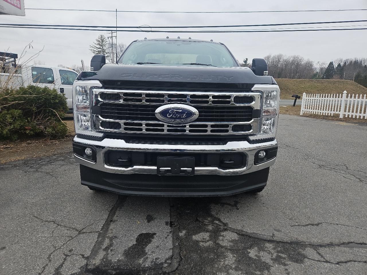 Ford Super Duty F-350 SRW XLT 4WD Reg Cab 8' Box 2024