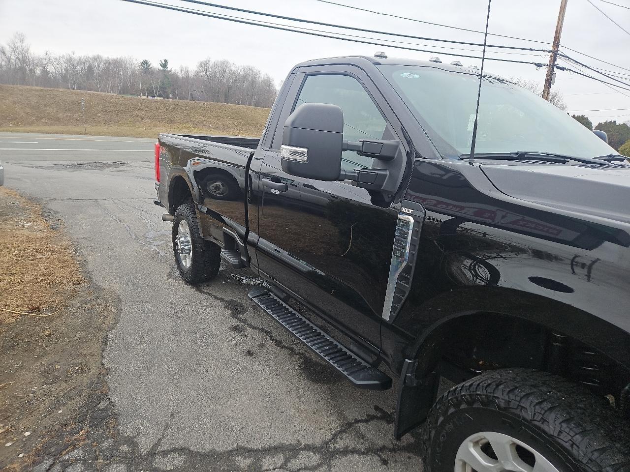 Ford Super Duty F-350 SRW XLT 4WD Reg Cab 8' Box 2024