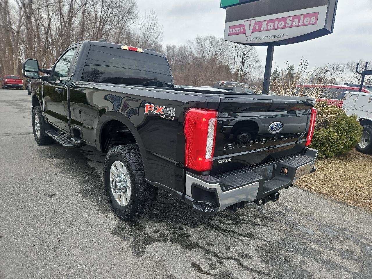 Ford Super Duty F-350 SRW XLT 4WD Reg Cab 8' Box 2024