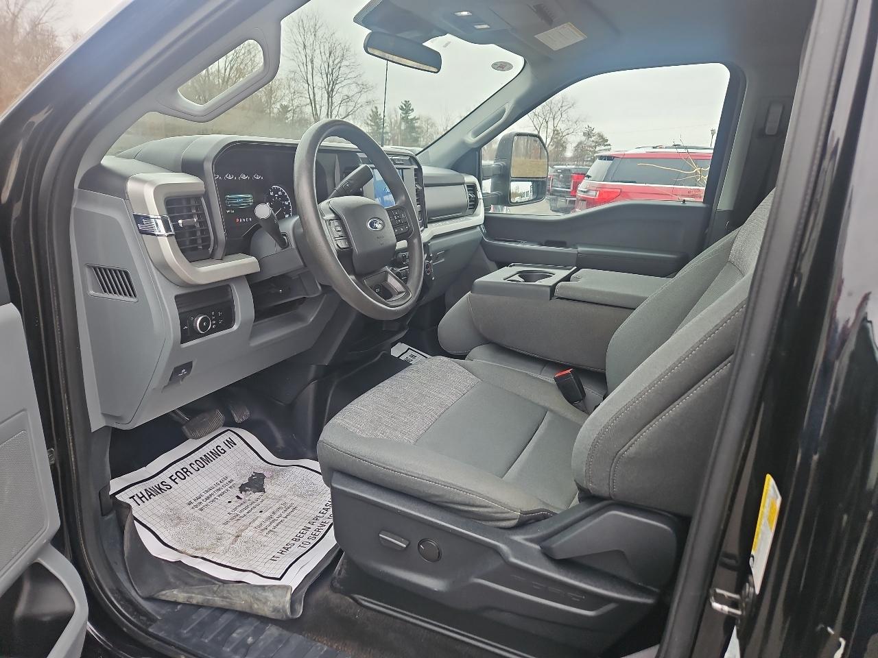 Ford Super Duty F-350 SRW XLT 4WD Reg Cab 8' Box 2024