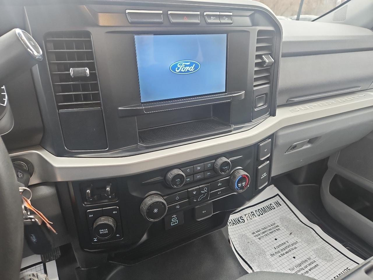 Ford Super Duty F-350 SRW XLT 4WD Reg Cab 8' Box 2024