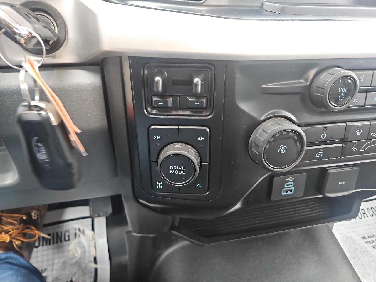 Ford Super Duty F-350 SRW XLT 4WD Reg Cab 8' Box 2024