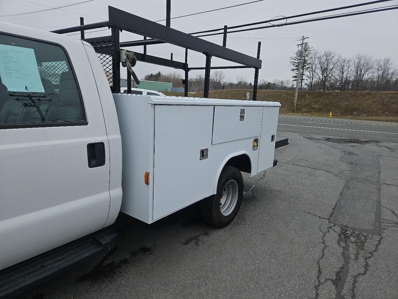 Ford Super Duty F-350 DRW 4WD Crew Cab 176" WB 60" CA XL 2016