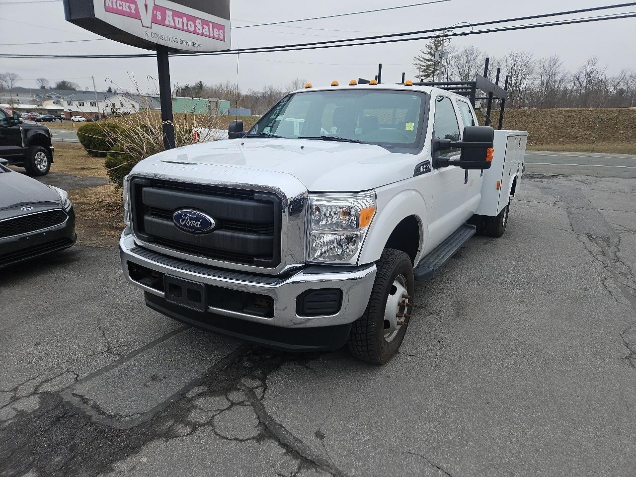 Ford Super Duty F-350 DRW 4WD Crew Cab 176" WB 60" CA XL 2016