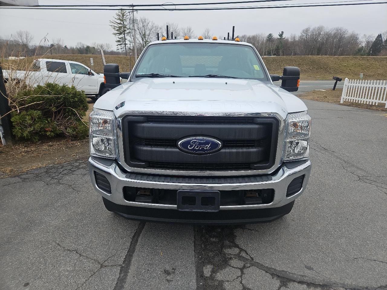 Ford Super Duty F-350 DRW 4WD Crew Cab 176" WB 60" CA XL 2016