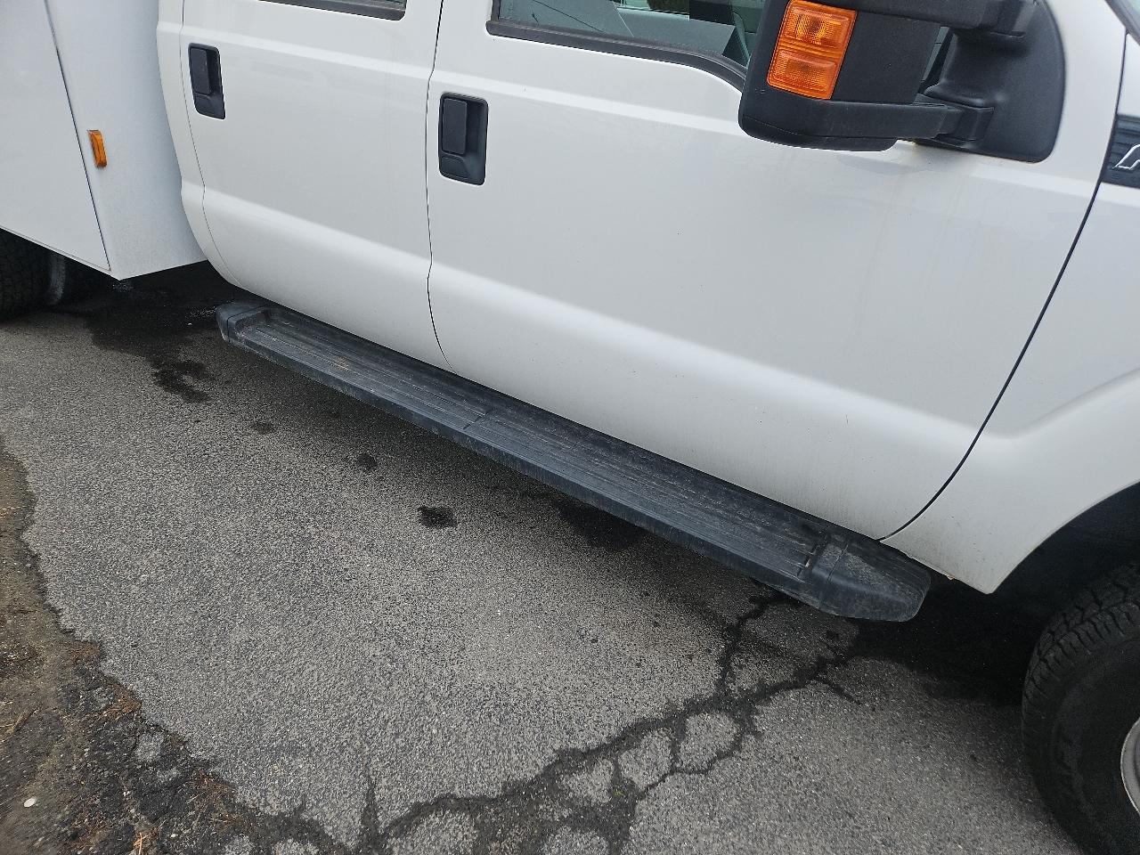 Ford Super Duty F-350 DRW 4WD Crew Cab 176" WB 60" CA XL 2016