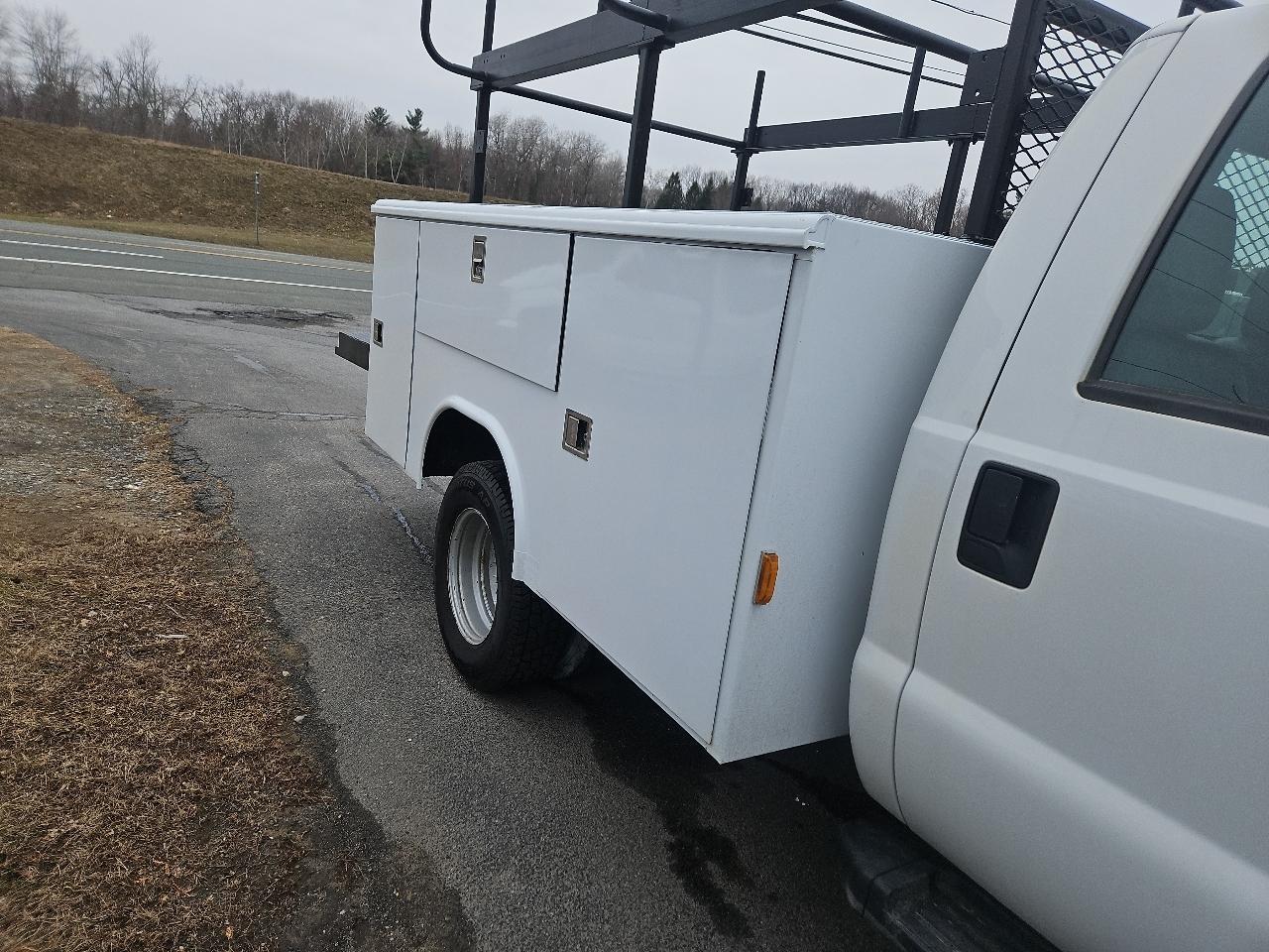 Ford Super Duty F-350 DRW 4WD Crew Cab 176" WB 60" CA XL 2016