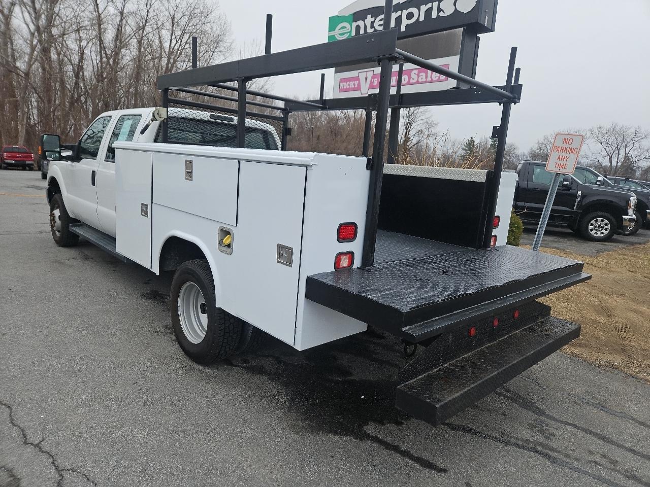 Ford Super Duty F-350 DRW 4WD Crew Cab 176" WB 60" CA XL 2016