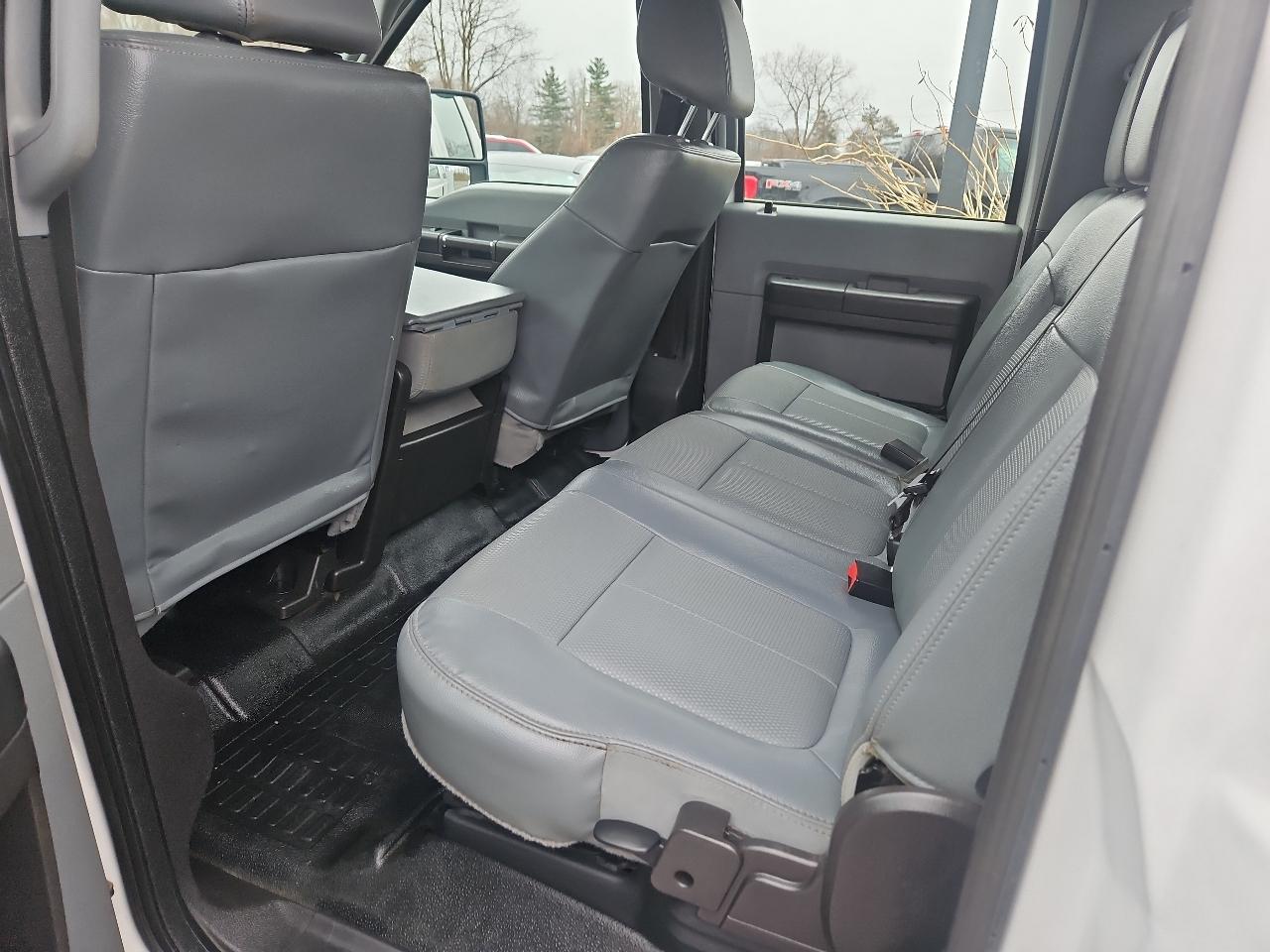 Ford Super Duty F-350 DRW 4WD Crew Cab 176" WB 60" CA XL 2016