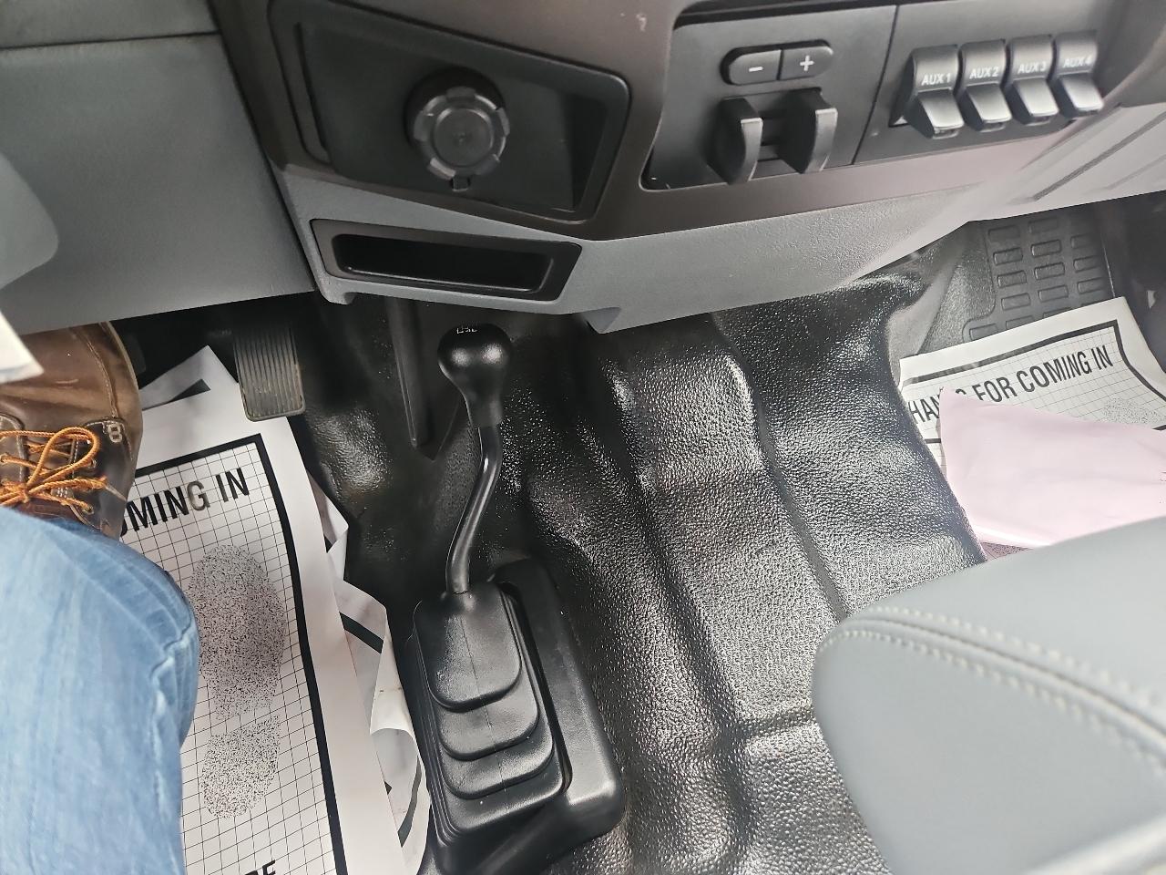 Ford Super Duty F-350 DRW 4WD Crew Cab 176" WB 60" CA XL 2016