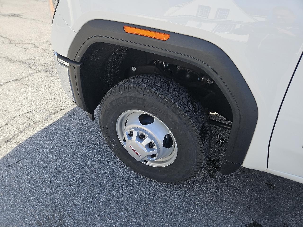 GMC Sierra 3500HD CC 4WD Crew Cab 177" WB, 60" CA Pro 2025