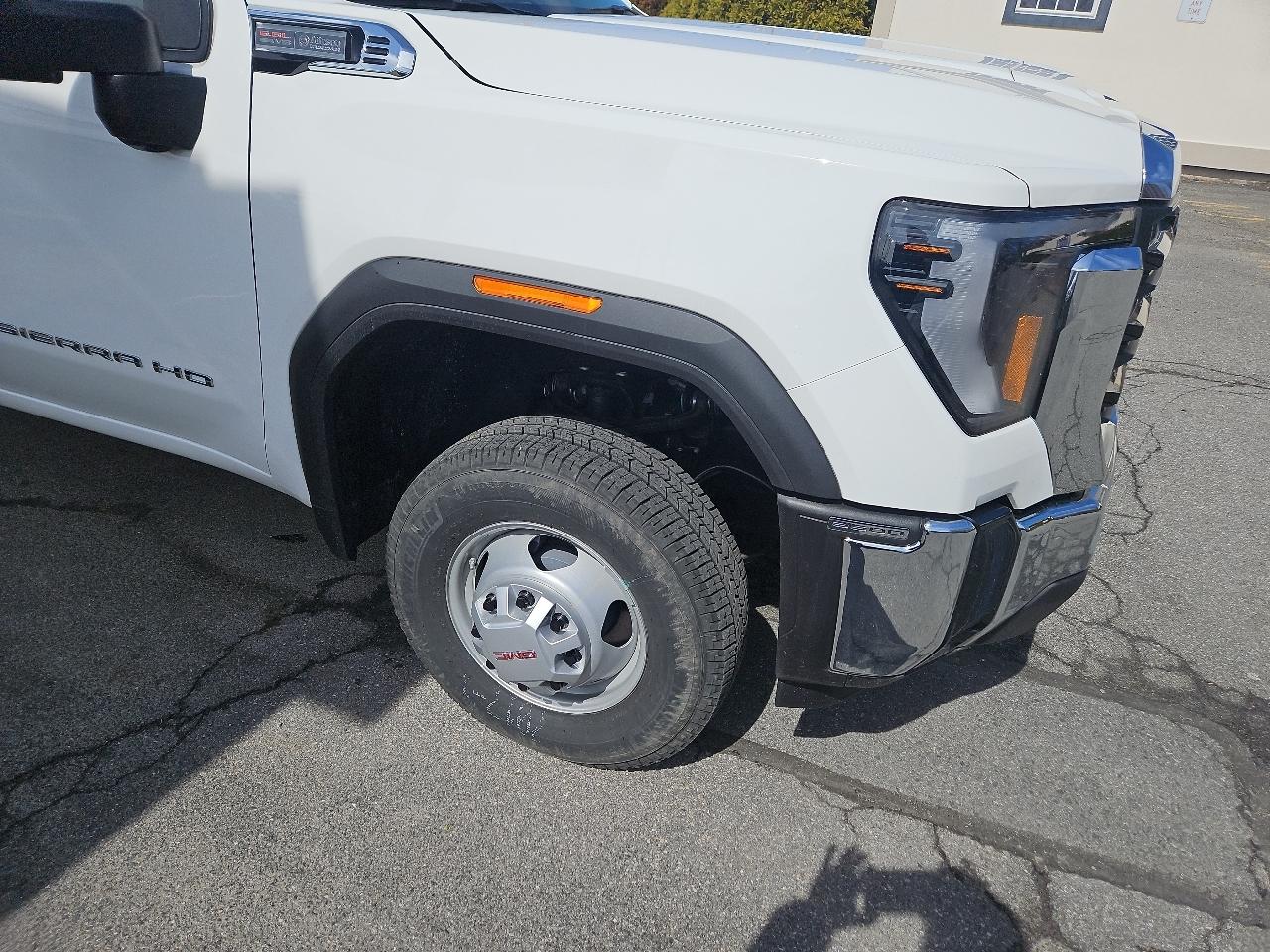 GMC Sierra 3500HD CC 4WD Crew Cab 177" WB, 60" CA Pro 2025