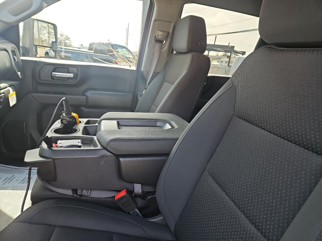 GMC Sierra 3500HD CC 4WD Crew Cab 177" WB, 60" CA Pro 2025