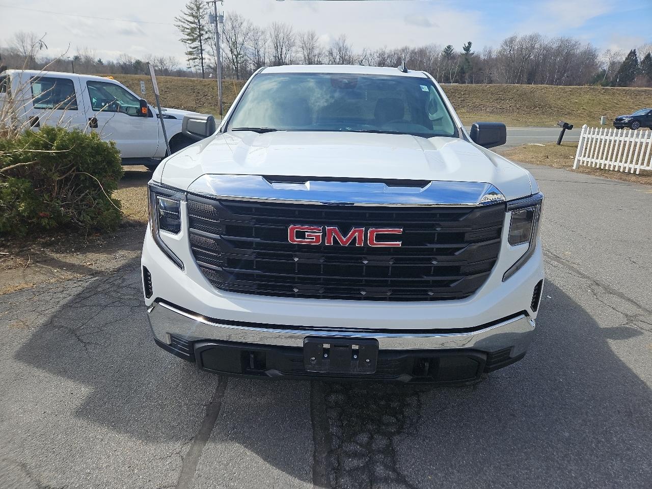 GMC Sierra 1500 4WD Reg Cab 140" Pro 2025