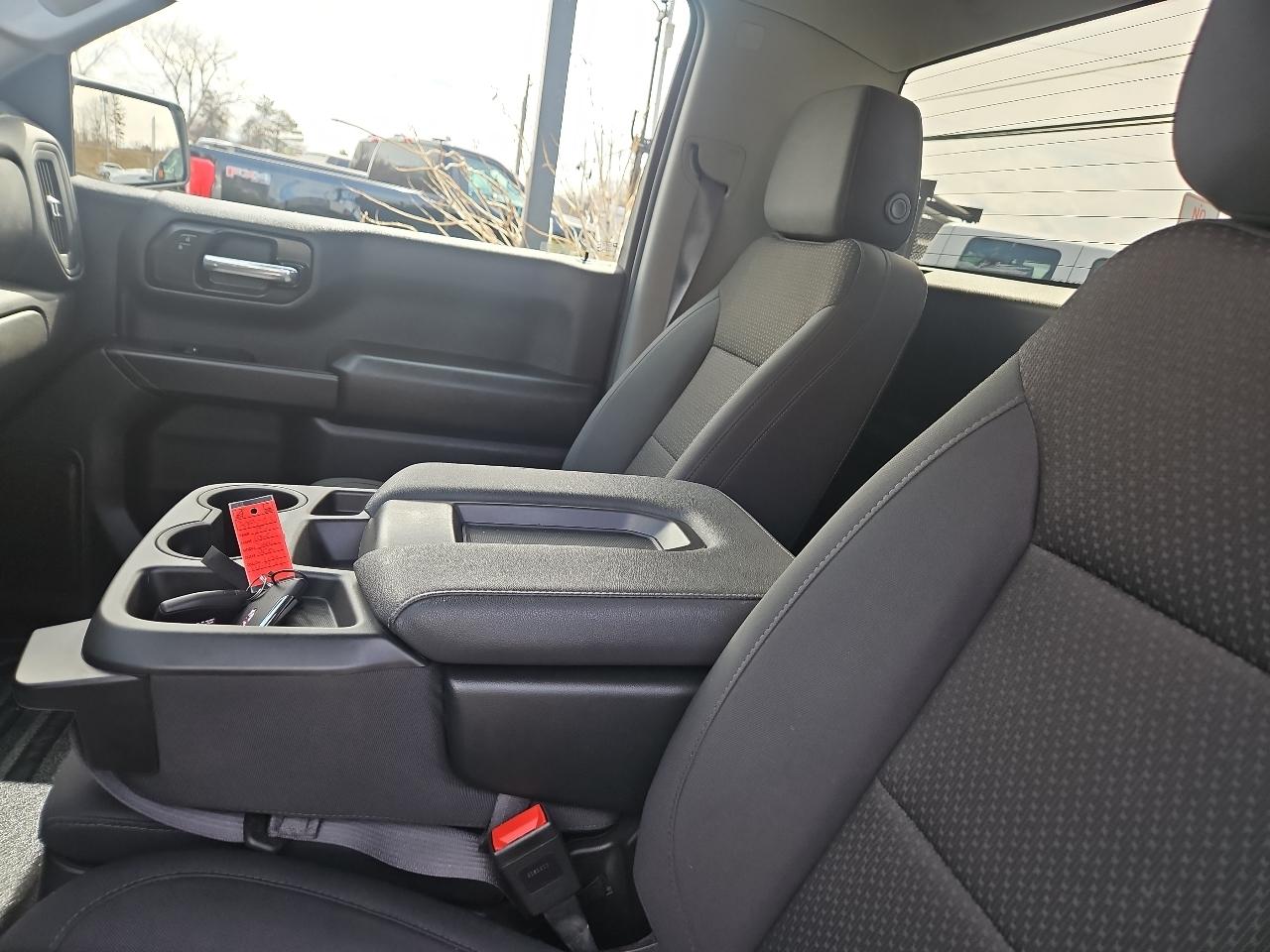 GMC Sierra 1500 4WD Reg Cab 140" Pro 2025