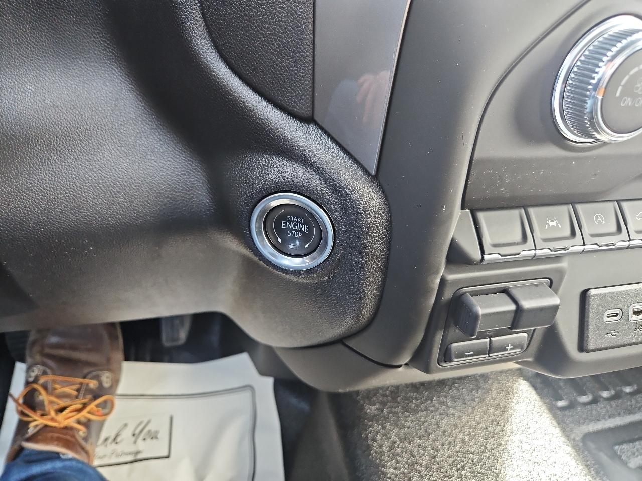 GMC Sierra 1500 4WD Reg Cab 140" Pro 2025