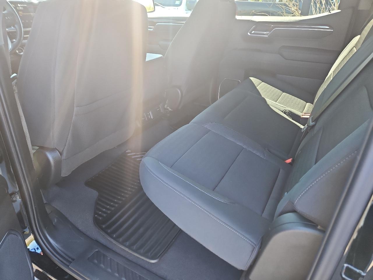 GMC Sierra 1500 4WD Crew Cab 157" SLE 2023
