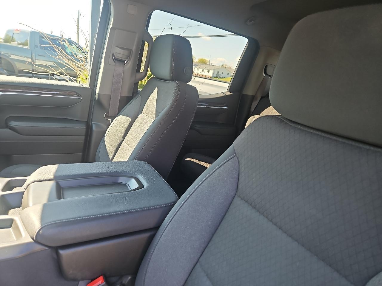GMC Sierra 1500 4WD Crew Cab 157" SLE 2023
