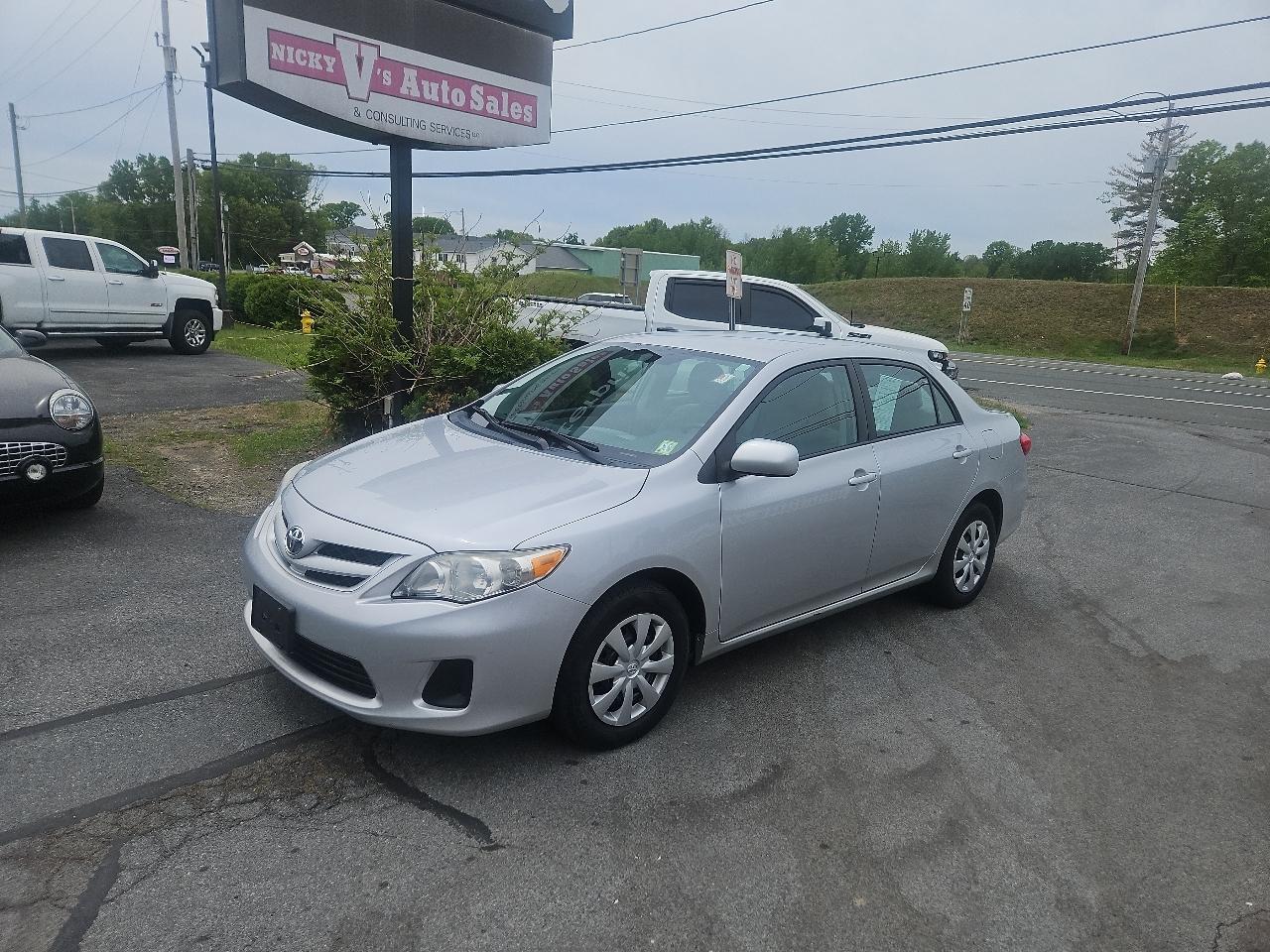 Toyota Corolla 4dr Sdn Auto LE (Natl) 2011