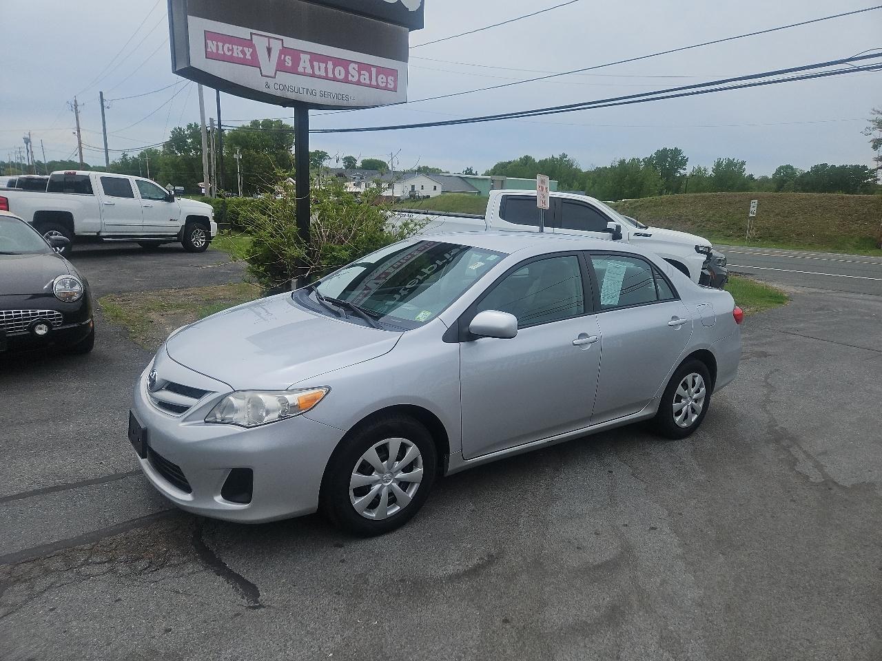 Toyota Corolla 4dr Sdn Auto LE (Natl) 2011
