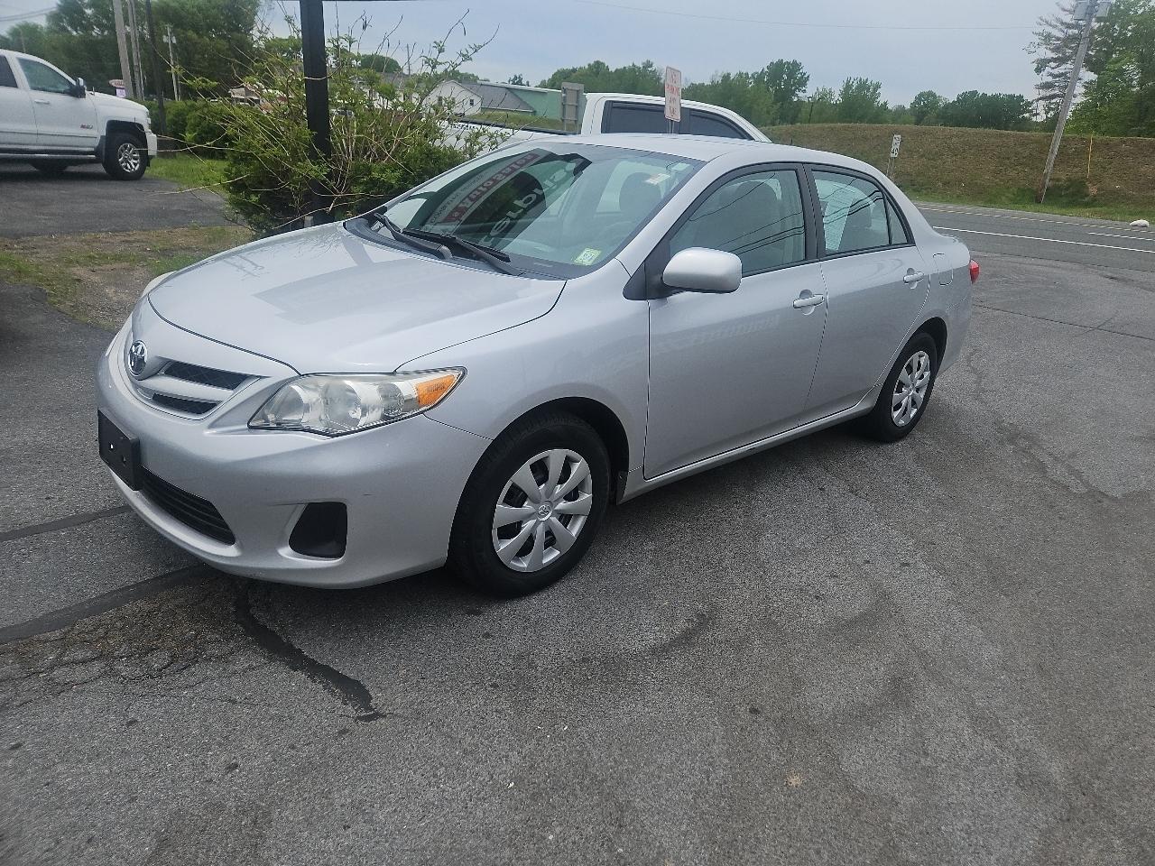 Toyota Corolla 4dr Sdn Auto LE (Natl) 2011