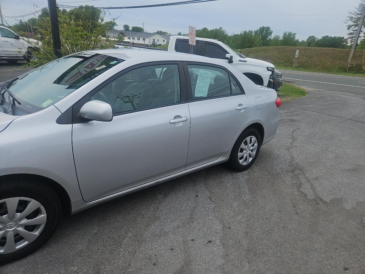 Toyota Corolla 4dr Sdn Auto LE (Natl) 2011