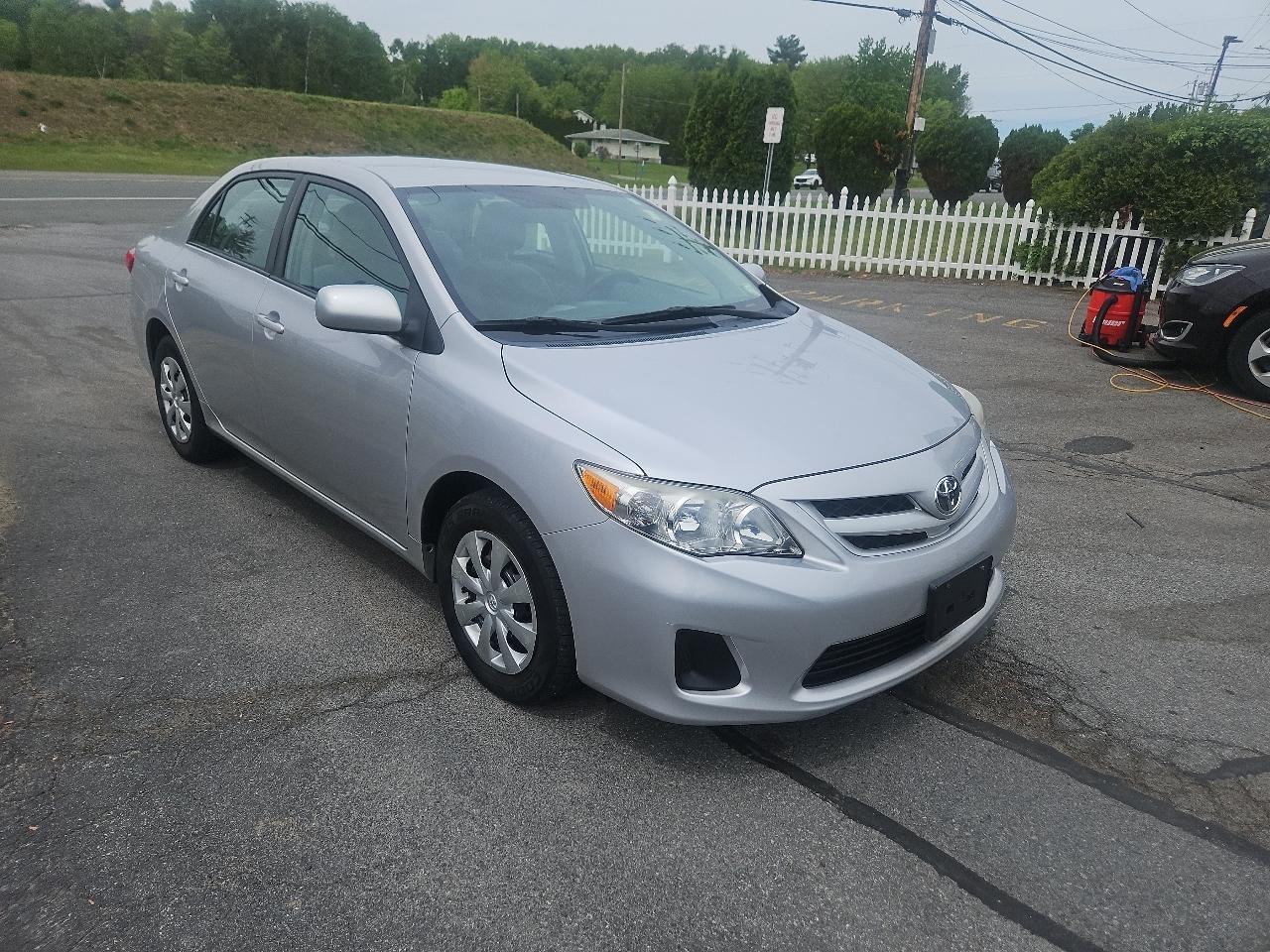 Toyota Corolla 4dr Sdn Auto LE (Natl) 2011