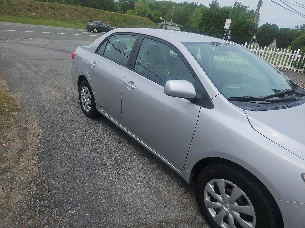Toyota Corolla 4dr Sdn Auto LE (Natl) 2011