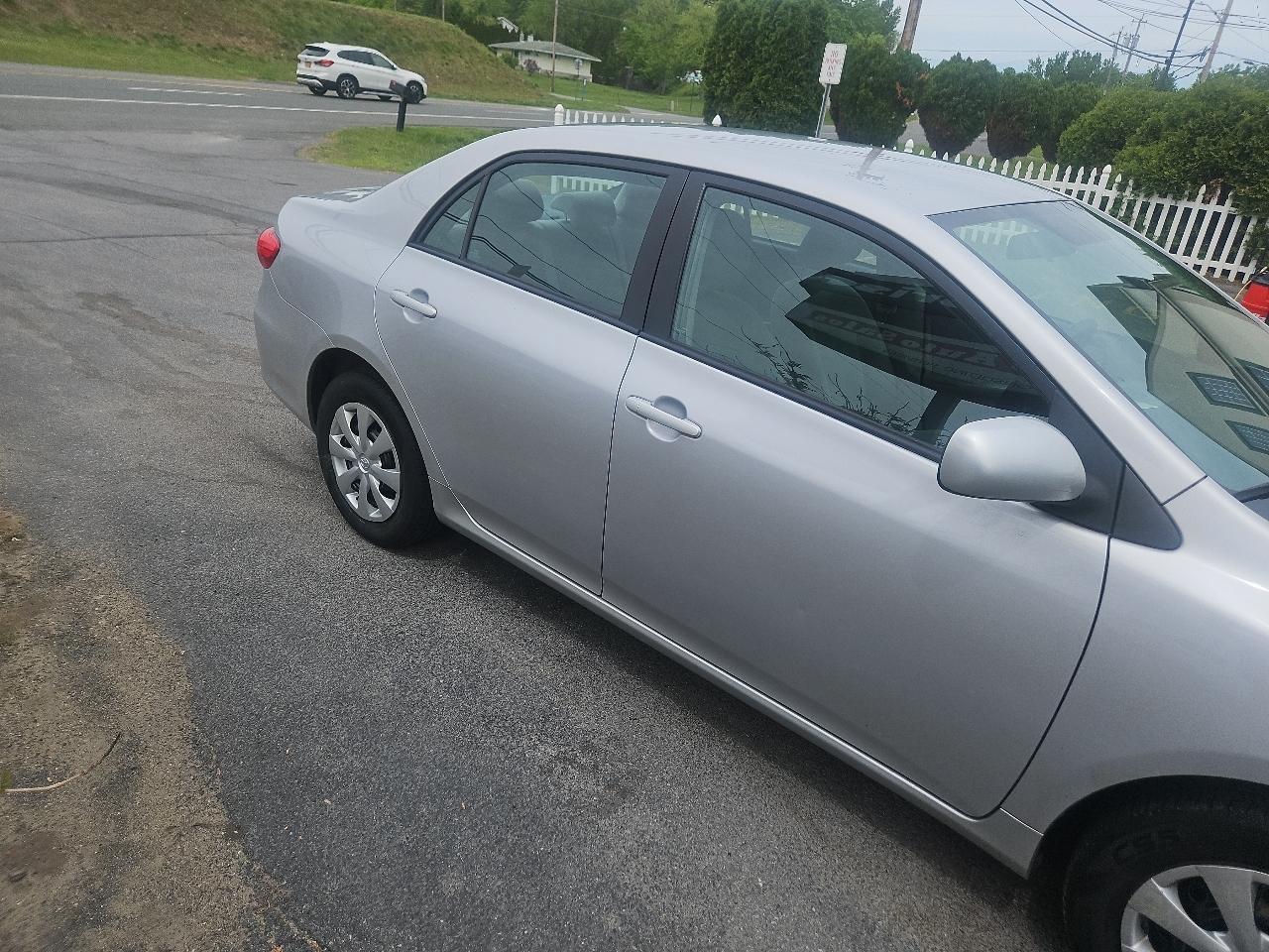 Toyota Corolla 4dr Sdn Auto LE (Natl) 2011