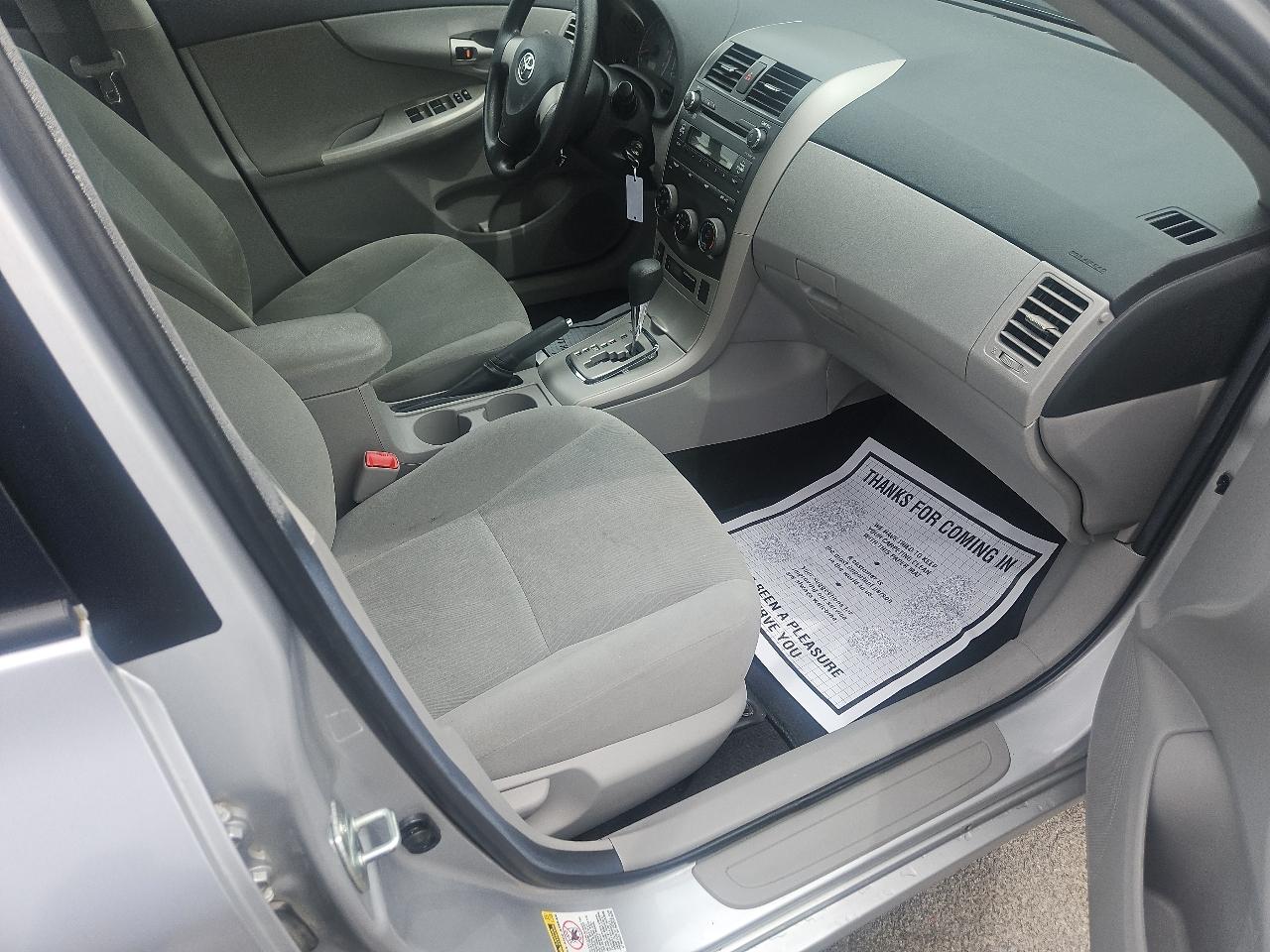 Toyota Corolla 4dr Sdn Auto LE (Natl) 2011