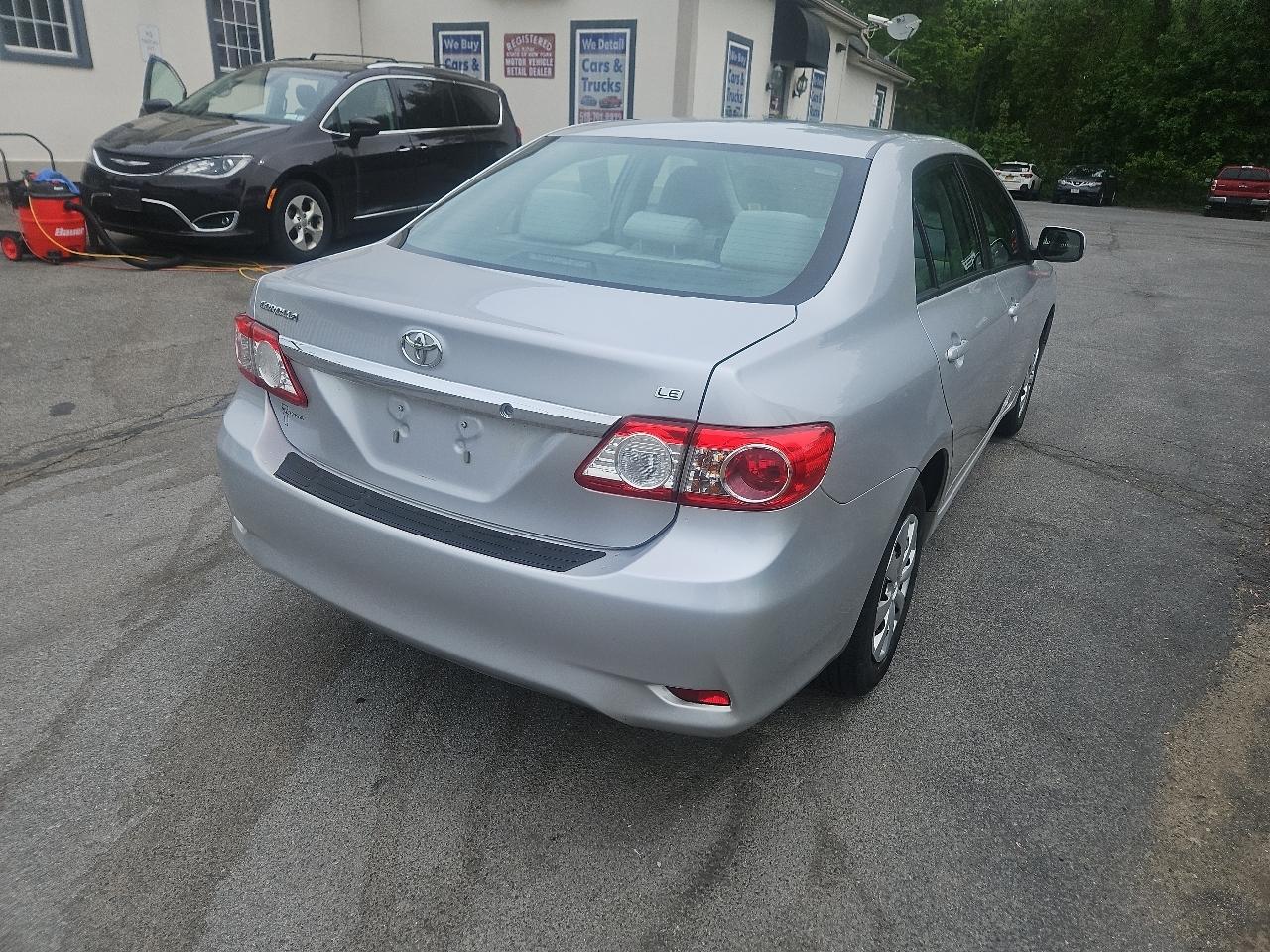 Toyota Corolla 4dr Sdn Auto LE (Natl) 2011