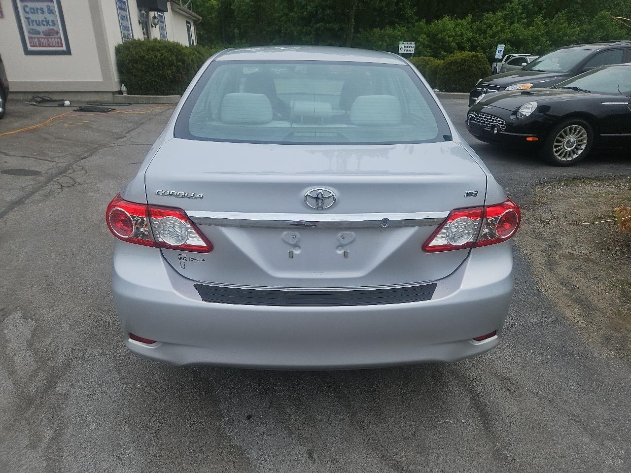 Toyota Corolla 4dr Sdn Auto LE (Natl) 2011