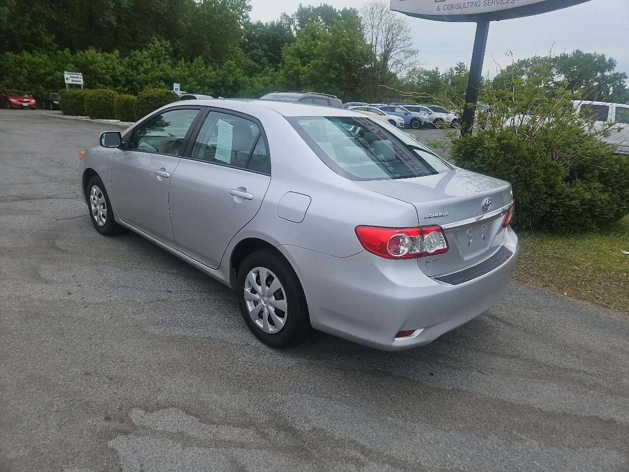 Toyota Corolla 4dr Sdn Auto LE (Natl) 2011