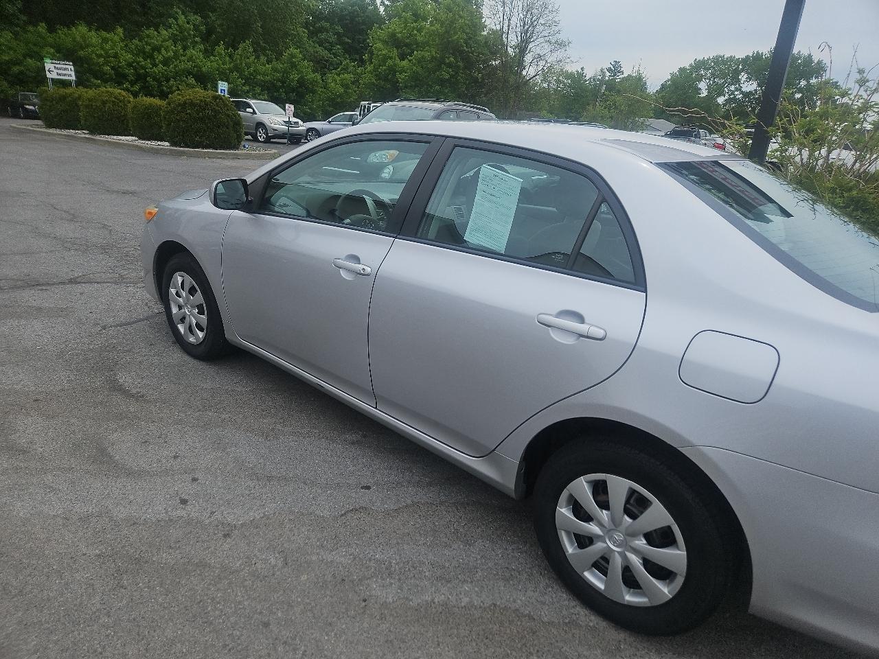 Toyota Corolla 4dr Sdn Auto LE (Natl) 2011