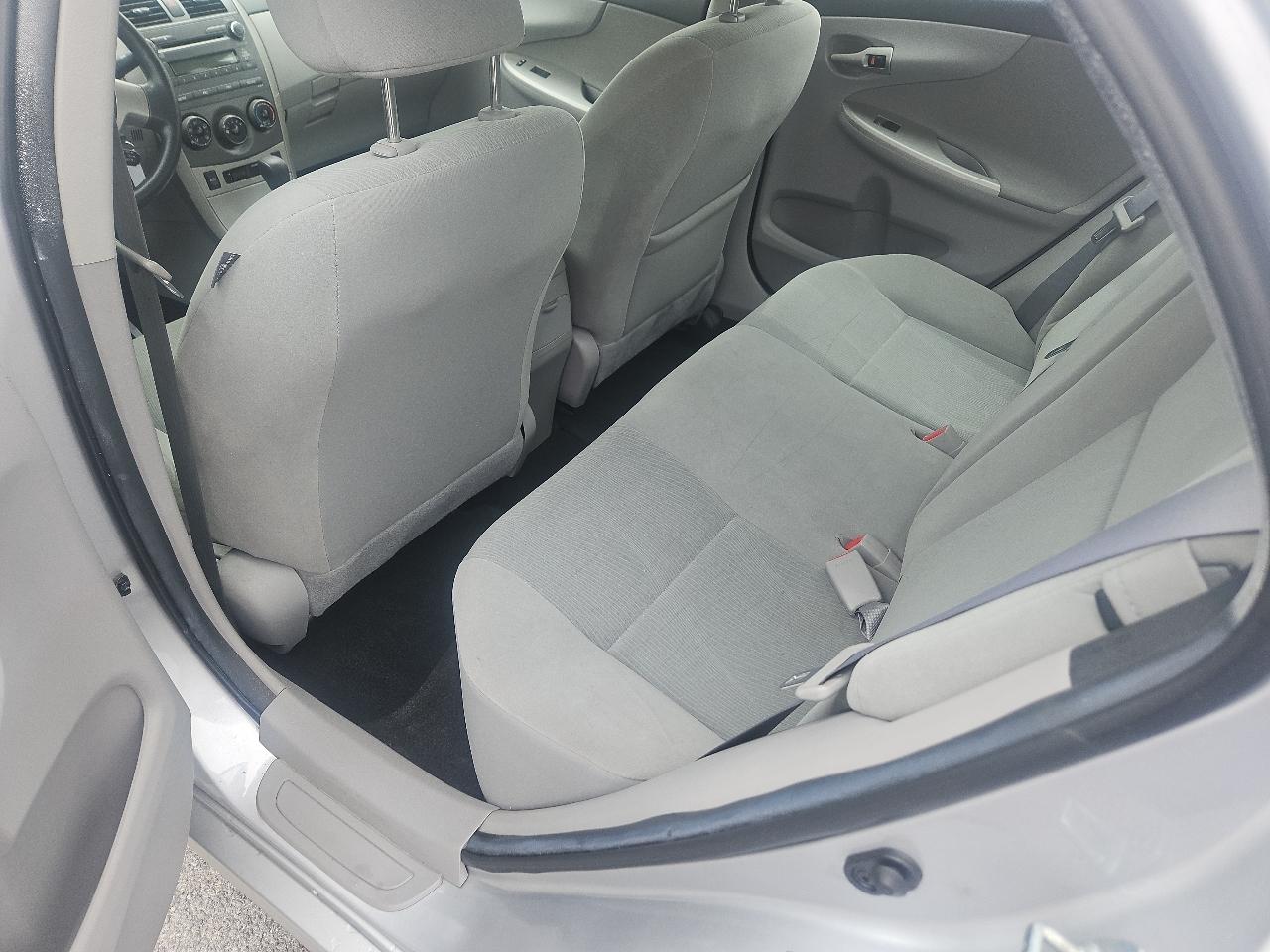 Toyota Corolla 4dr Sdn Auto LE (Natl) 2011