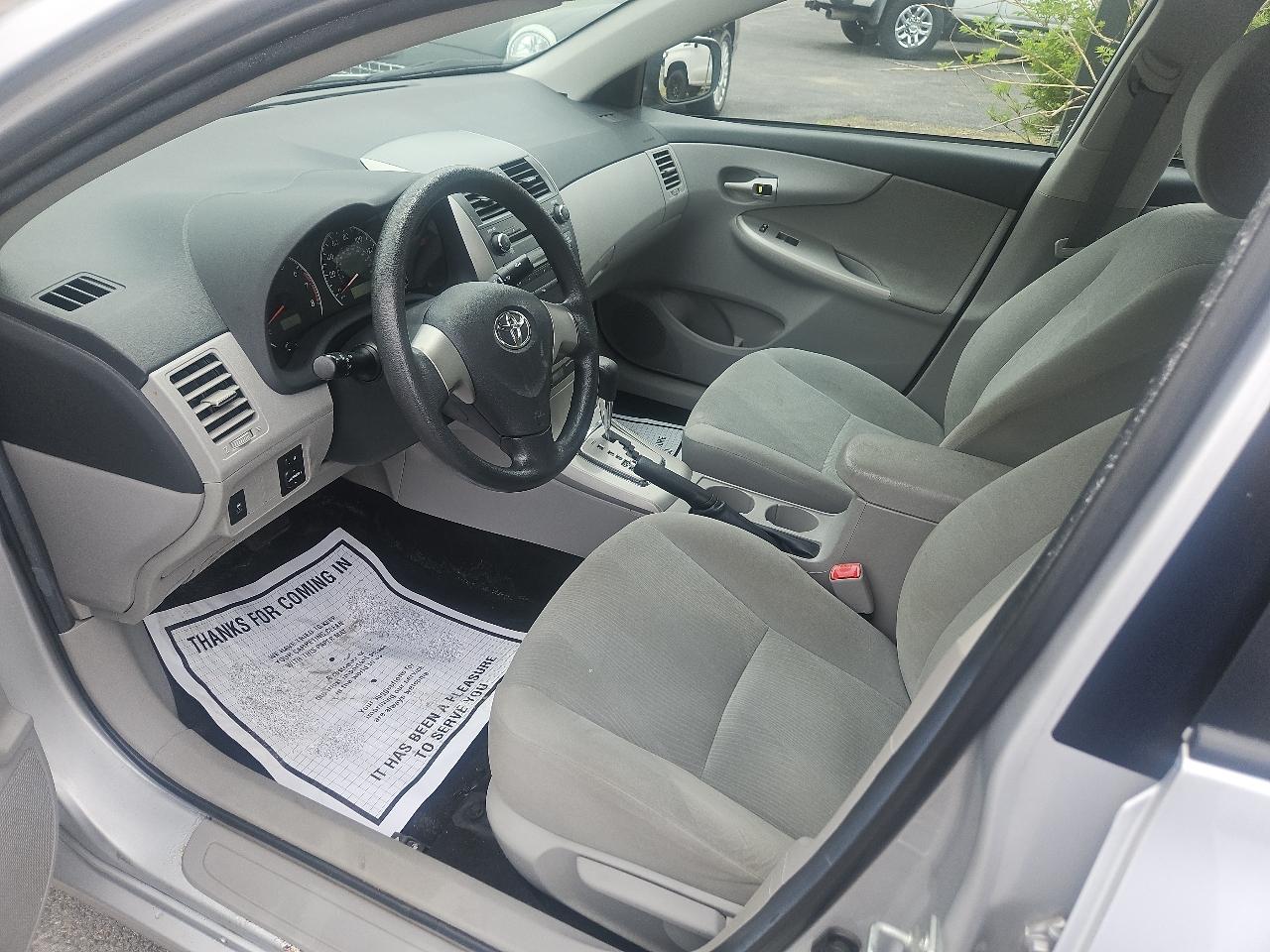 Toyota Corolla 4dr Sdn Auto LE (Natl) 2011