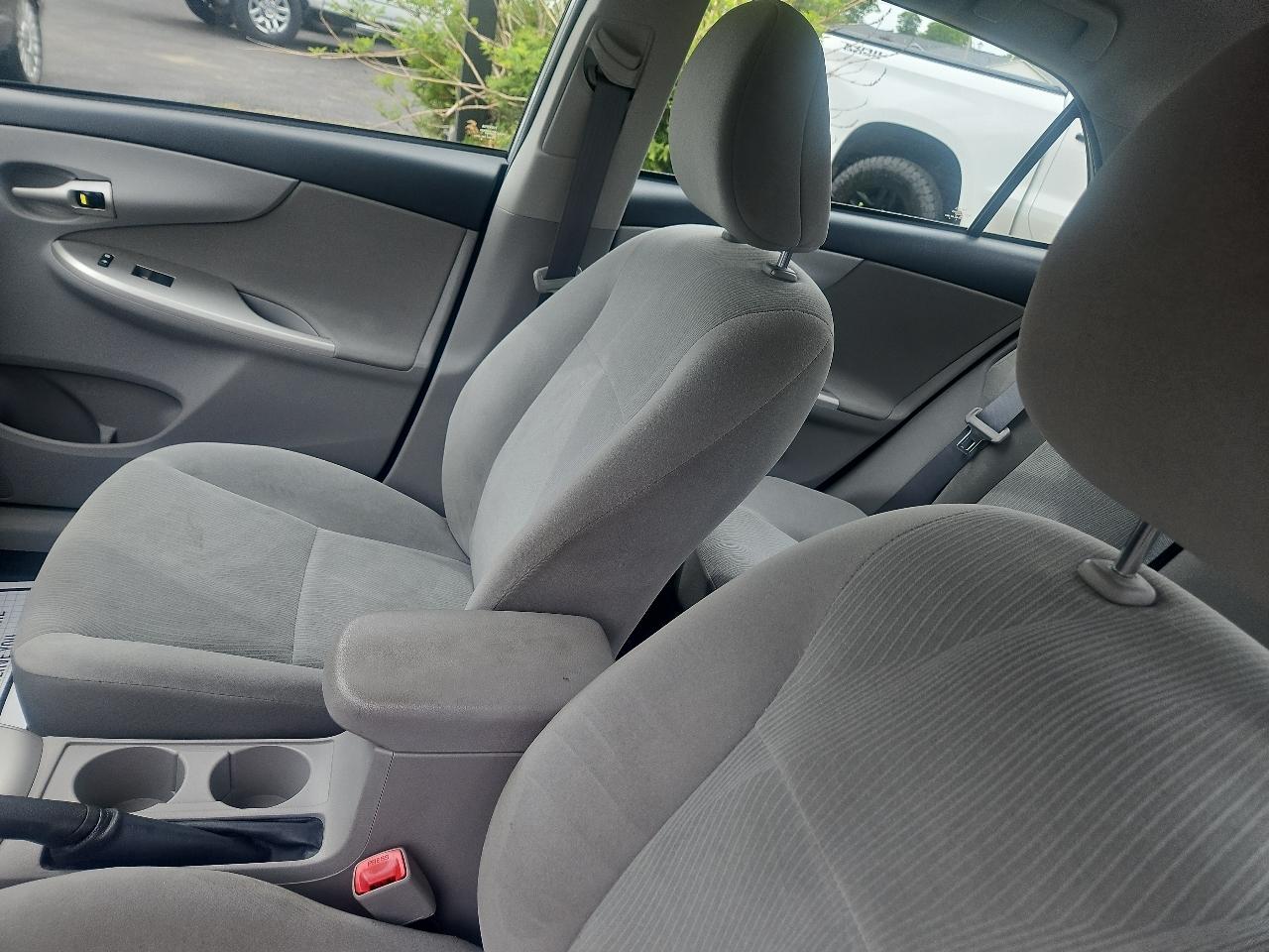 Toyota Corolla 4dr Sdn Auto LE (Natl) 2011