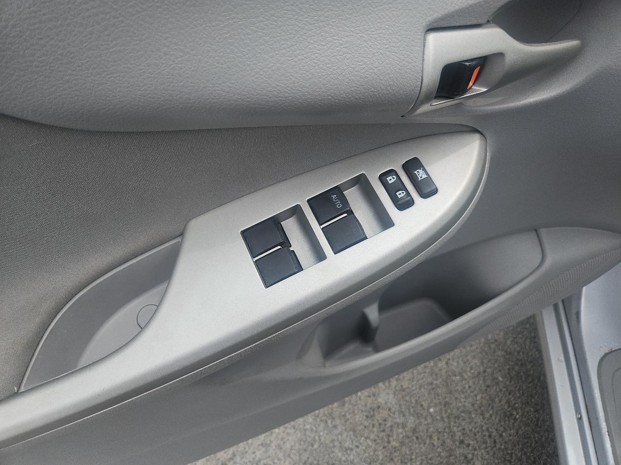 Toyota Corolla 4dr Sdn Auto LE (Natl) 2011