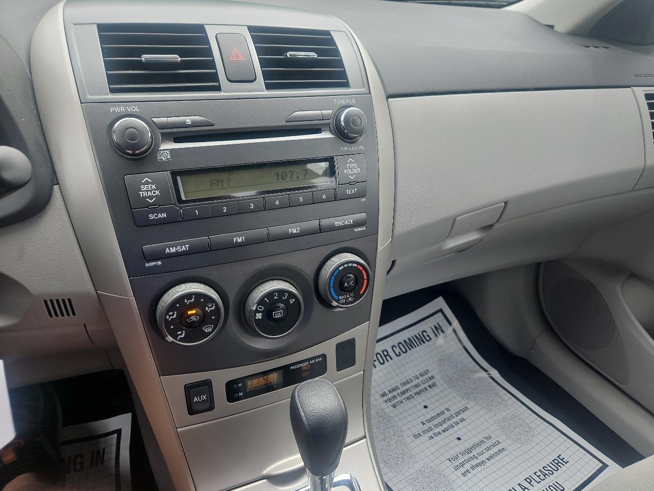 Toyota Corolla 4dr Sdn Auto LE (Natl) 2011