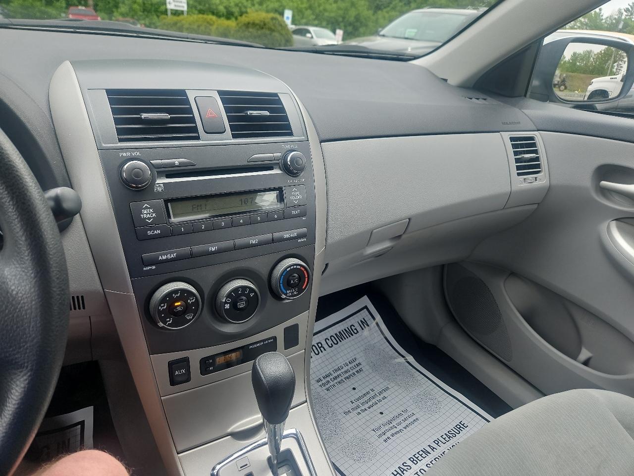 Toyota Corolla 4dr Sdn Auto LE (Natl) 2011