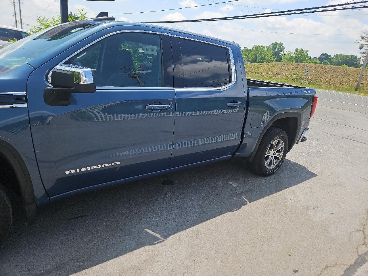 GMC Sierra 1500 4WD Crew Cab 147" SLE 2024