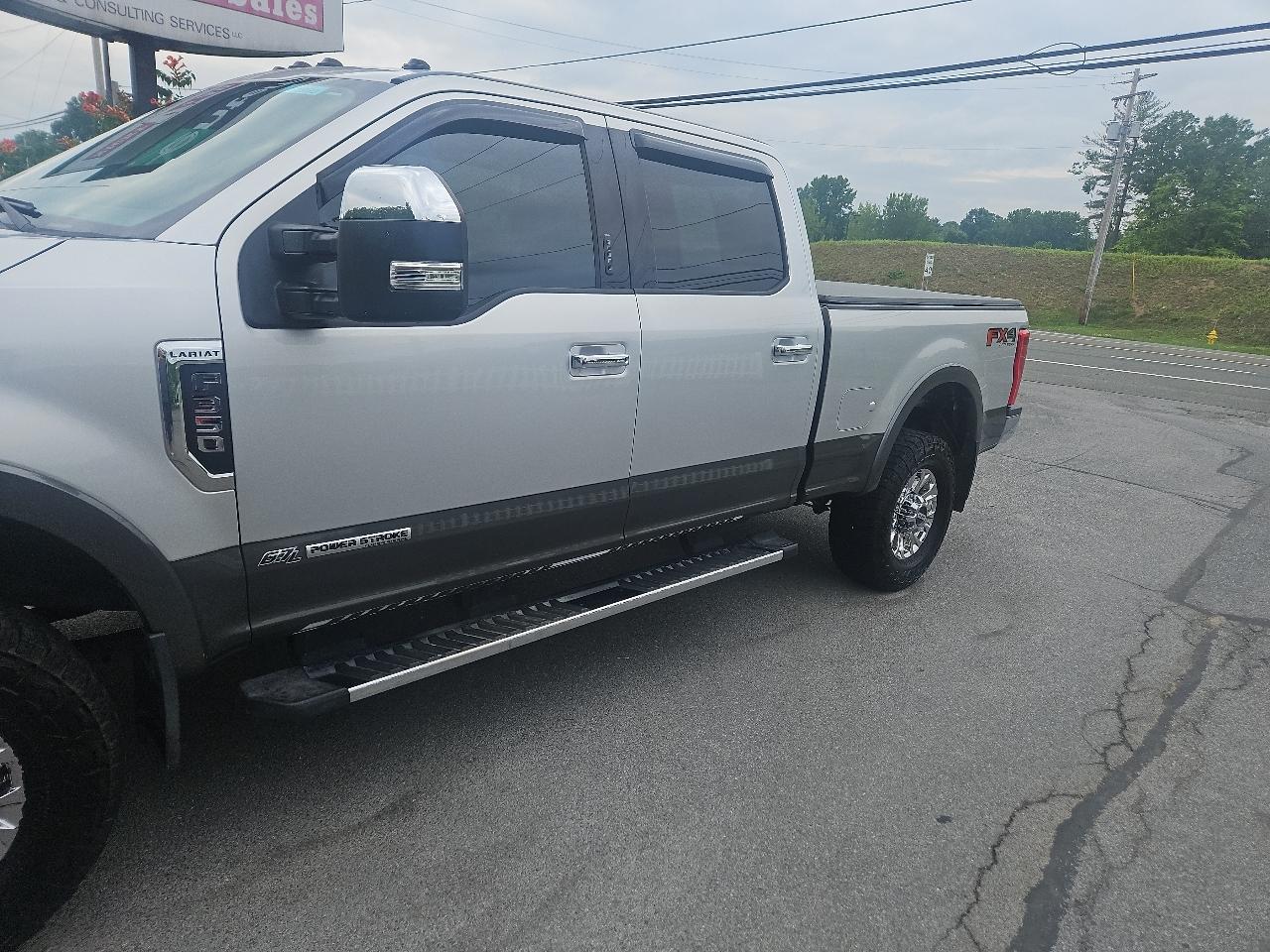 Ford Super Duty F-350 SRW Lariat 4WD Crew Cab 6.75' Box 2017